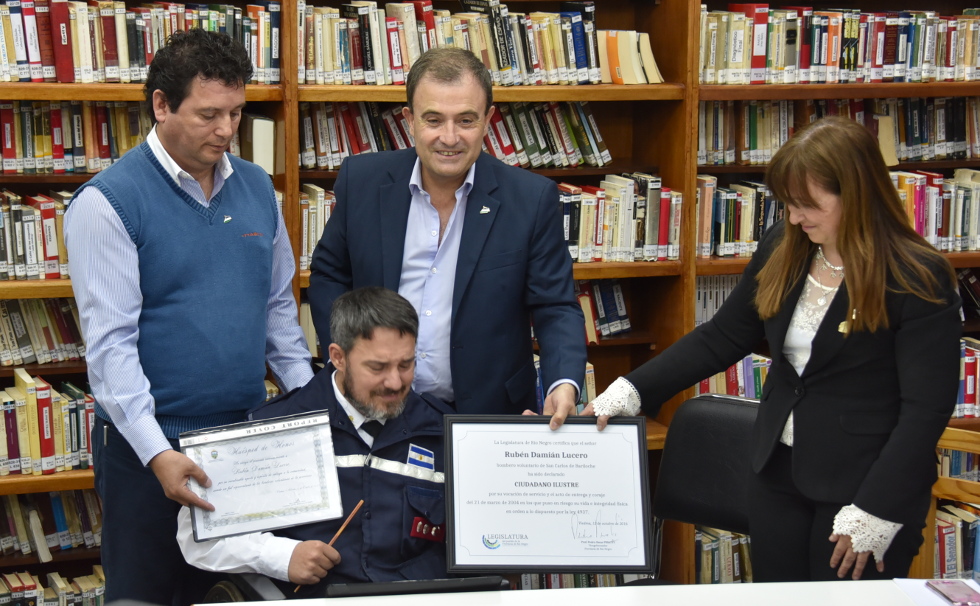 Rubén Lucero junto al presidente de la Federación de Bomberos Voluntarios, Ángel Martín, el vicegobernador Pedro Pesatti y la senadora Magdalena Odarda.