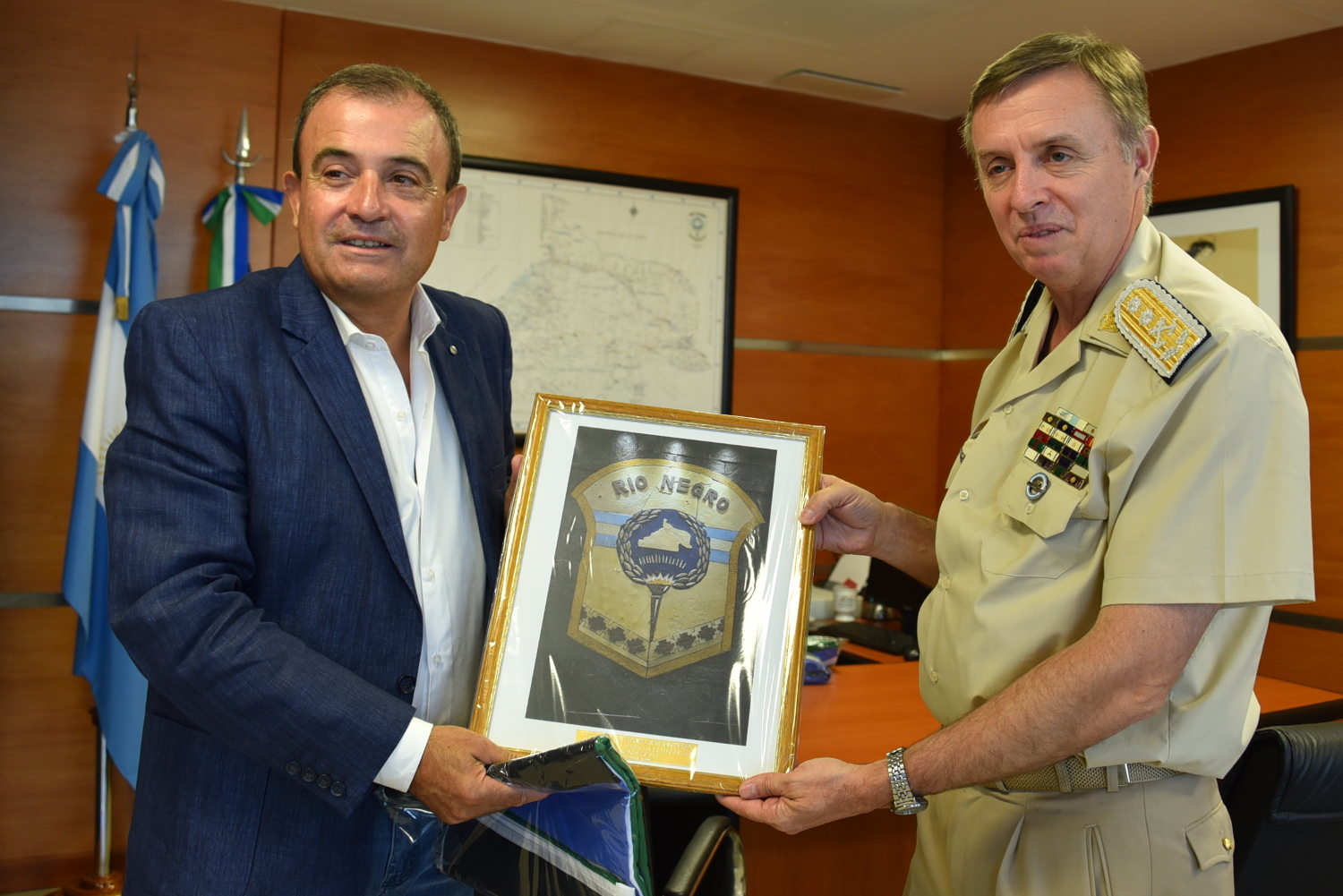 El vicegobernador entregó a Farinón una bandera de ceremonias de la provincia y una réplica del escudo de Río Negro para ser exhibidos en las flamantes instalaciones.