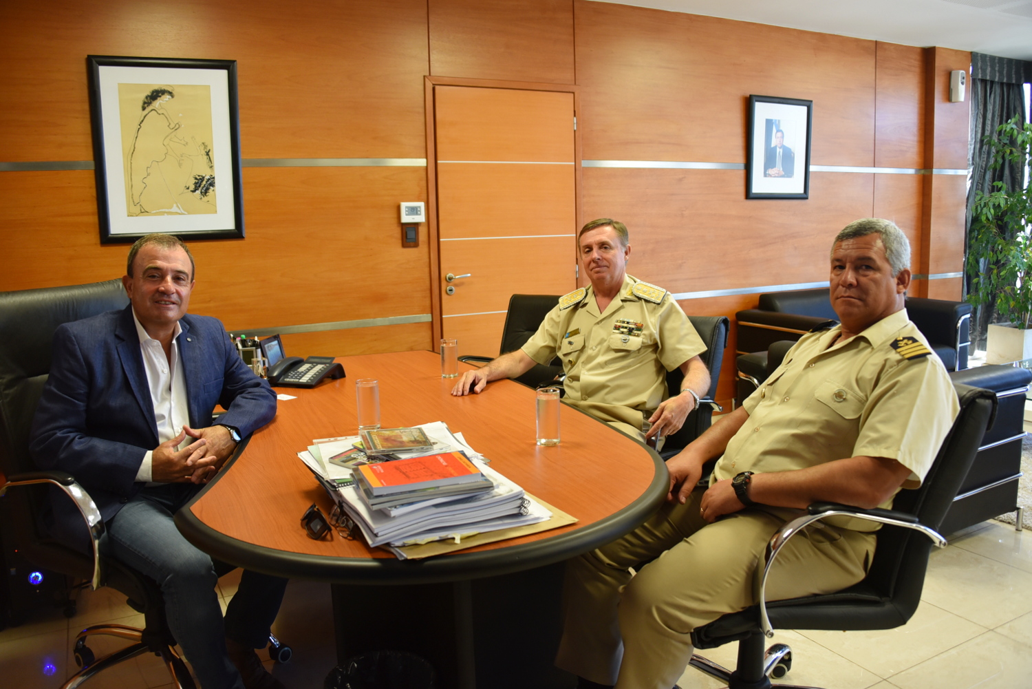 El vicegobernador Pedro Pesatti con el titular de la Región Sur, Mario Farinón, y con el jefe de la Prefectura Patagones, Miguel López.
